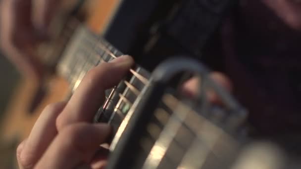 Homem tocando e afinando guitarra acústica Close Up tiro ângulo lateral tiro ao ar livre — Vídeo de Stock