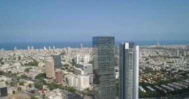 Tel Aviv ufuk çizgisinin havadan görünüşü. Gökdelen manzaralı ve ufukta deniz suyu olan şehir manzarası 