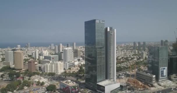 텔아비브 스카이라인의 항공 사진. 초고층 빌딩의 모습 과 바닷물 이 지평선에 보이는 낮의 도시 풍경 — 비디오