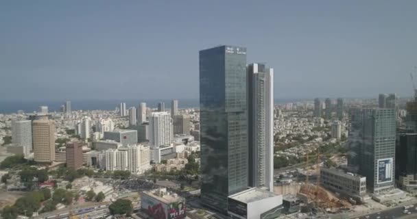 Tel Aviv ufuk çizgisinin havadan görünüşü. Gökdelen manzaralı ve ufukta deniz suyu olan şehir manzarası — Stok video