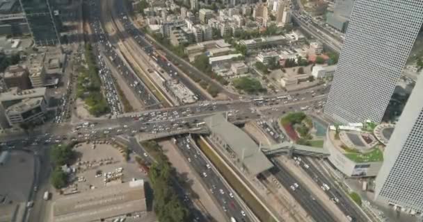 Тель-Авив шоссе в дневное время. Воздушный беспилотник над автодорогами Аялон с движением в центре современного города в Израиле — стоковое видео