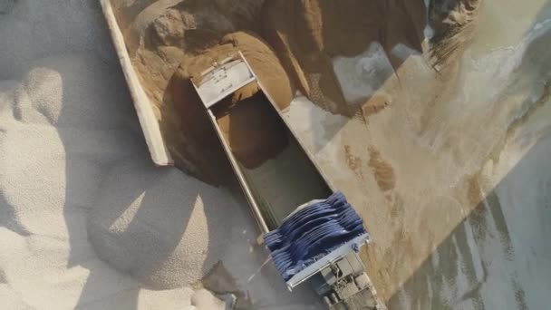 Drohne über Zementfabrik. LKWs beladen und schütten Sand. Industrielles Filmmaterial aufbauen