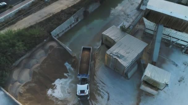 LuchtDrone boven cementfabriek. Vrachtwagens laden en gieten zand. Gebouw Industriële beelden — Stockvideo