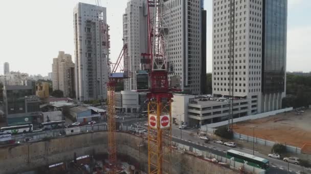 Vue aérienne sur le chantier de construction de jour. travailleurs, ingénieurs, grues et ciment béton sur place. grande infrastructure — Video