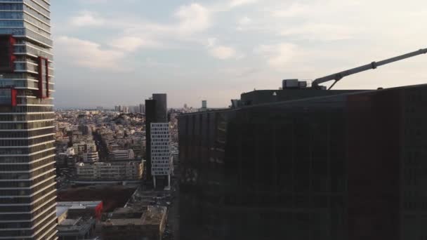 Linia lotnicza Tel Awiwu w dzień. Widok horyzontalny wież i budynków w kierunku słońca. Krajobraz centrum nowoczesnego tła miasta — Wideo stockowe