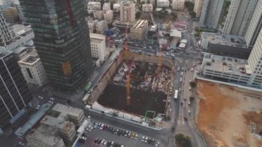 İnşaat alanının gündüz hava görüntüsü. İşçiler, mühendisler, vinçler ve beton çimento sahada. büyük altyapı 