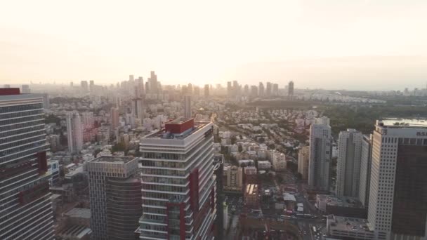 Tel aviv skyline durante il giorno. Orizzonte vista di torri ed edifici verso il sole. Paesaggio del centro della città moderna sfondo — Video Stock