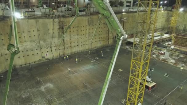 Nalévání cementu na staveništi v noci. — Stock video