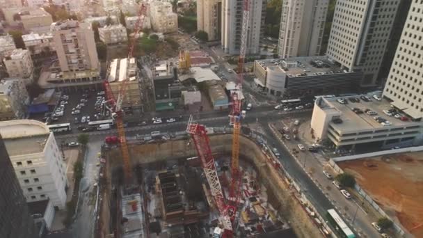 Widok z lotu ptaka na plac budowy w dzień. pracownicy, inżynierowie, dźwigi i beton cementowy na miejscu. duża infrastruktura — Wideo stockowe