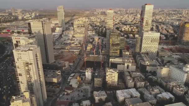 Linia lotnicza Tel Awiwu w dzień. Widok horyzontalny wież i budynków w kierunku słońca. Krajobraz centrum nowoczesnego tła miasta — Wideo stockowe