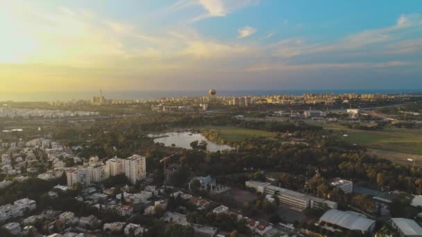 Malebný výhled na zelenou panorama Tel Avivu, Vysoké stoupání dron z obytných domů přes zelený Central park a rybník ve městě panorama s výhledem na moře na obzoru. — Stock video