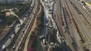 Hava aracı çimento fabrikasının üzerinde. Kamyon yükleme ve boşaltma kum. Endüstri görüntüleri oluşturuluyor