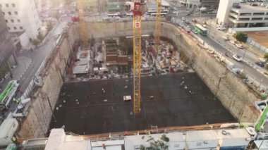 İnşaat alanının gündüz hava görüntüsü. İşçiler, mühendisler, vinçler ve beton çimento sahada. büyük altyapı 