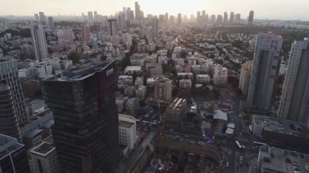 Tel Aviv skyline à la journée. Vue d'horizon des tours et des bâtiments vers le soleil. Paysage du centre-ville de fond de la ville moderne — Video