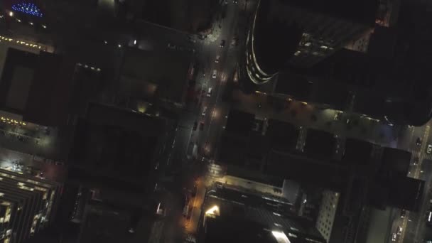 Ciudad Escena de luz nocturna de un dron, aérea sobre la moderna ciudad de Tel Aviv por la noche con horizonte iluminado. Rascacielos vista urbana — Vídeo de stock