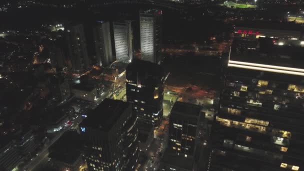 Drone aereo sparato sopra paesaggio urbano metropolitano e grattacielo di notte . — Video Stock