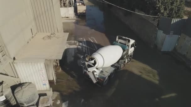 LuchtDrone boven cementfabriek. Vrachtwagens laden en gieten zand. Gebouw Industriële beelden — Stockvideo
