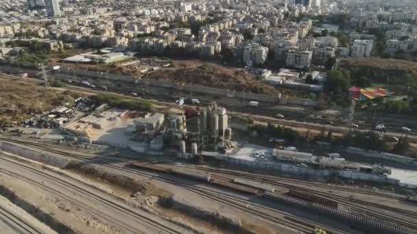 Drone aérien au-dessus d'une cimenterie. Camions chargeant et versant du sable. Bâtiment Images industrielles — Video