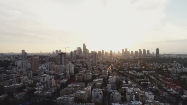 텔 아비브는 낮 시간에 하늘을 난다. 타워와 건물 이 햇빛을 향해 희미하게 보인다. 현대 도시 배경의 도시 풍경 — 비디오