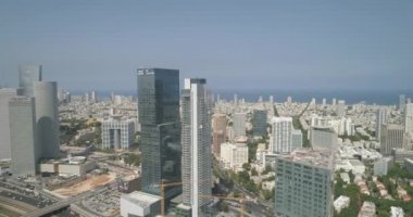 Tel Aviv ufuk çizgisinin havadan görünüşü. Gökdelen manzaralı ve ufukta deniz suyu olan şehir manzarası 