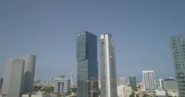 Tel Aviv ufuk çizgisinin havadan görünüşü. Gökdelen manzaralı ve ufukta deniz suyu olan şehir manzarası 