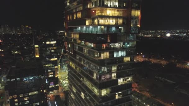 Drone aereo sparato sopra paesaggio urbano metropolitano e grattacielo di notte . — Video Stock