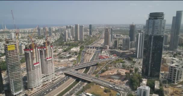 Tel Aviv carretera carretera en el día. Vista aérea de aviones no tripulados por encima de las carreteras de automóviles Ayalon con tráfico en el centro de la ciudad moderna en Israel — Vídeos de Stock