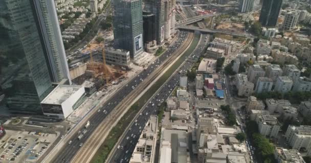 Tel Aviv snelweg overdag. Luchtfoto drone uitzicht boven Ayalon autowegen met verkeer in het midden van de moderne stad in Israël — Stockvideo