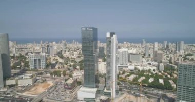 Tel Aviv ufuk çizgisinin havadan görünüşü. Gökdelen manzaralı ve ufukta deniz suyu olan şehir manzarası 