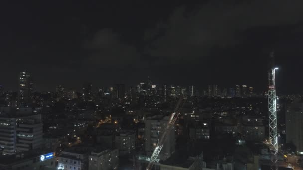 City Night ljus scen från en drönare, antenn ovanför moderna Tel Aviv stad på natten med upplyst skyline. Stadsutsikt över skyskrapor — Stockvideo