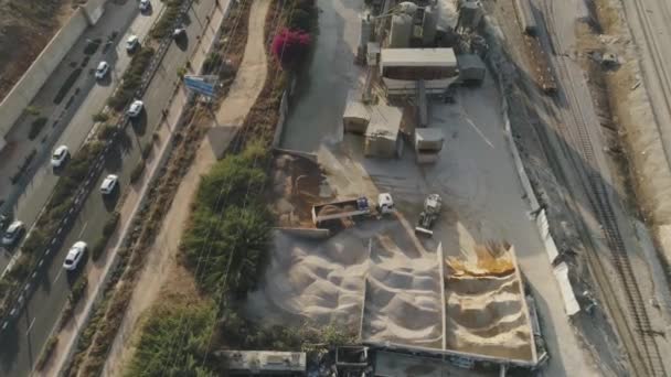 LuchtDrone boven cementfabriek. Vrachtwagens laden en gieten zand. Gebouw Industriële beelden — Stockvideo