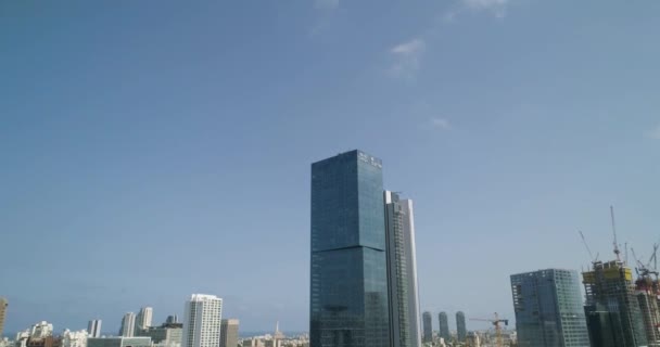 Tel Aviv ufuk çizgisinin havadan görünüşü. Gökdelen manzaralı ve ufukta deniz suyu olan şehir manzarası — Stok video