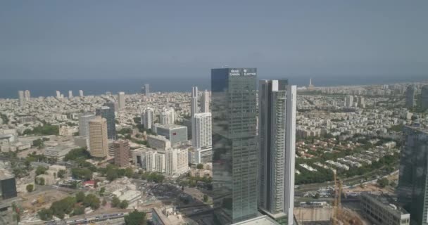 Widok z lotu ptaka z Tel Awiwu. Krajobraz miejski w dzień z widokiem na wieżowiec i wodą morską na horyzoncie — Wideo stockowe