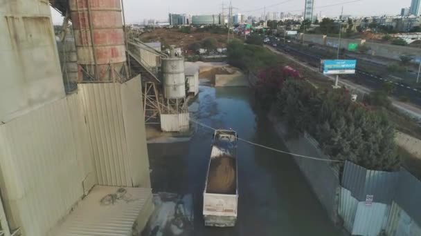 Drohne über Zementfabrik. LKWs beladen und schütten Sand. Industrielles Filmmaterial aufbauen — Stockvideo