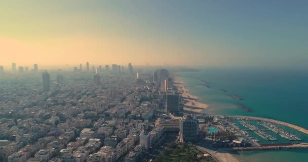 Israël skyline à partir d'un drone Tôt le matin lever du soleil. Vue aérienne panoramique au-dessus du littoral de Tel Aviv ville moderne et d'affaires avec hôtels, bord de mer et plage. Skylines du Moyen-Orient — Video