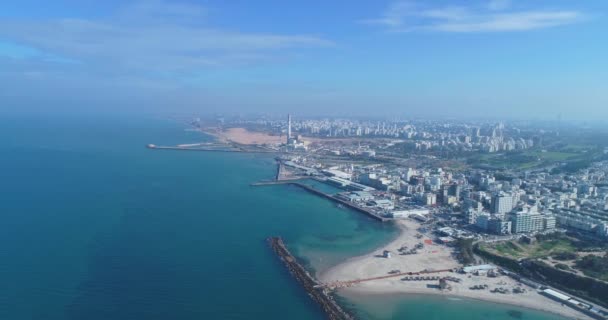 İsrail 'in silueti insansız hava aracından. Tel Aviv 'in kıyı şeridinin üstündeki panoramik hava manzarası modern ve iş şehri oteller, sahil ve plajlarla. Orta Doğu ufuk çizgileri — Stok video