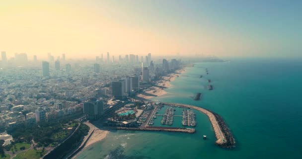 O horizonte de Israel de um drone Nascer do sol de manhã cedo. Vista aérea panorâmica acima da costa de Tel Aviv cidade moderna e de negócios com hotéis, praia e praia. Linhas do horizonte do Médio Oriente — Vídeo de Stock