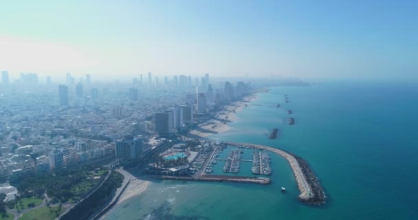 Ізраїль виходить з безпілотного літального апарату. Панорамний вигляд над узбережжям Тель-Авіва і діловим містом з готелями, узбережжям і пляжем. На Близькому Сході — стокове відео