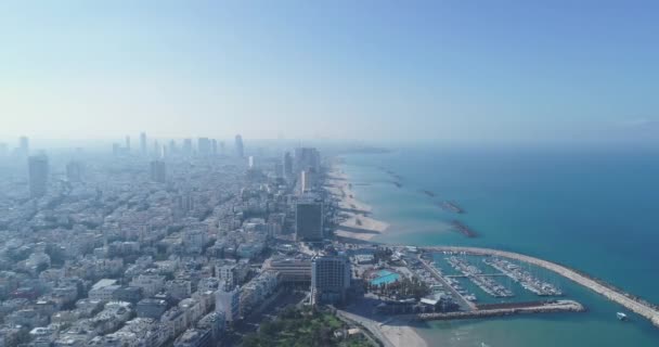 Israel terjun dari pesawat tak berawak. Panorama pemandangan udara di atas garis pantai Tel Aviv modern dan kota bisnis dengan hotel, pantai dan pantai. Skyline Timur Tengah — Stok Video