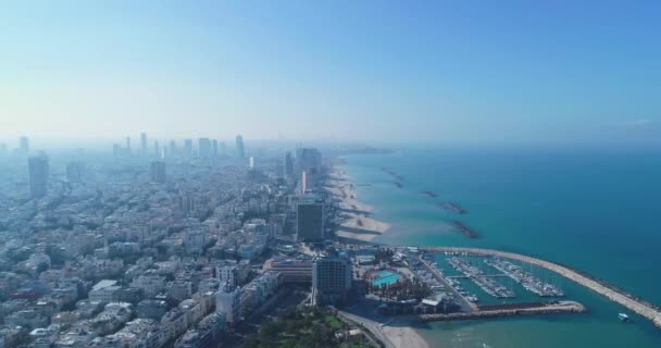 Izraelská obloha z dronu. Panoramatický letecký výhled nad pobřežím Tel Avivu moderní a obchodní město s hotely, mořem a pláží. Středovýchodní obrysy — Stock video
