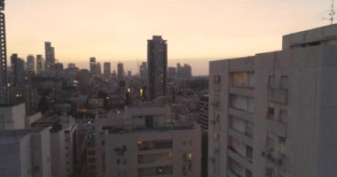 Gün batımında Tel Aviv 'in üstündeki hava manzarası, İsrail' in orta doğusunda bir şehir. İş bölgesiyle modern şehir manzarası, yüksek binalar, gayrimenkul manzarası 