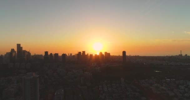 Luchtfoto boven Tel Aviv bij zonsondergang, stad in het Midden-Oosten bij Israël. Skyline uitzicht op modern stadslandschap met zakenwijk, hoge gebouwen onroerend goed — Stockvideo