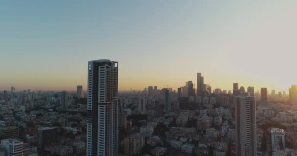 Vista aérea acima de Tel Aviv ao pôr do sol, cidade no Oriente Médio em Israel. Vista panorâmica da paisagem moderna da cidade com distrito de negócios, edifícios altos imóveis — Vídeo de Stock