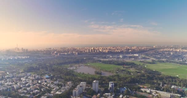Panoramisch uitzicht over Tel Aviv groene skyline, Hoogbouw drone van residentiële huizen over groen Central park en vijver in de stad skyline uitzicht op zee aan de horizon. — Stockvideo
