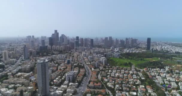 Vacker utsikt över Tel Aviv grön skyline, höghus drönare från bostadshus över grön Central park och damm i stadens skyline utsikt med havsutsikt vid horisonten. — Stockvideo