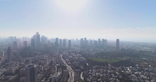 Flygfoto över Tel aviv skyline. Stadslandskap på dagen med utsikt över skyskrapan och havsvatten i horisonten — Stockvideo