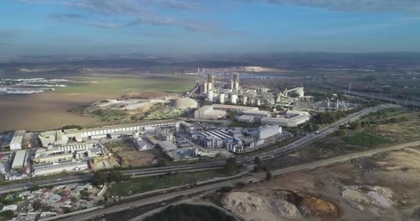 Vista aérea del dron por encima de la fábrica de cemento y concreto, grandes instalaciones de gama alta y maquinaria para la fabricación de suelo de cemento — Vídeos de Stock