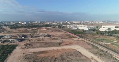 Trenin geçişi ve tarım görüşüyle İsrail 'in açık arazileri üzerinde hava manzarası. Kırsal kesimde tarım ve tarım arazisi üzerine panoramik geniş görüş