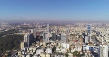 Tel Aviv ufuk çizgisinin havadan görünüşü. Gökdelen manzaralı ve ufukta deniz suyu olan şehir manzarası 