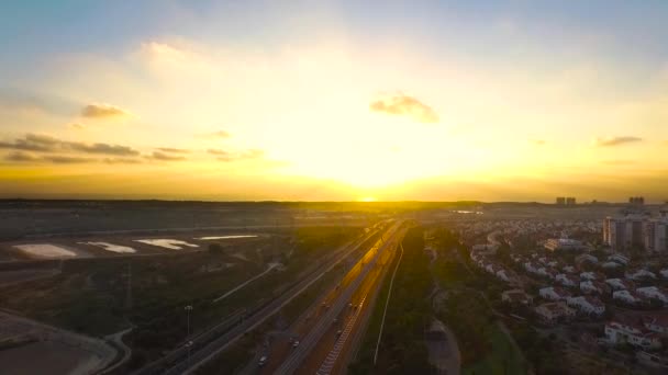 Vista aérea sobre Israel al atardecer con campos abiertos y carreteras de tráfico y vista de la agricultura. Panorámica amplia vista sobre la agronomía y las tierras de cultivo en el campo de Oriente Medio país — Vídeos de Stock